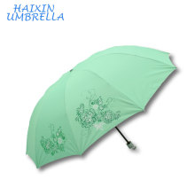 OEM ODM marco de acero de gran tamaño 28 pulgadas logotipo personalizado 3 veces mano de protección solar paraguas verde con revestimiento de plata para las mujeres